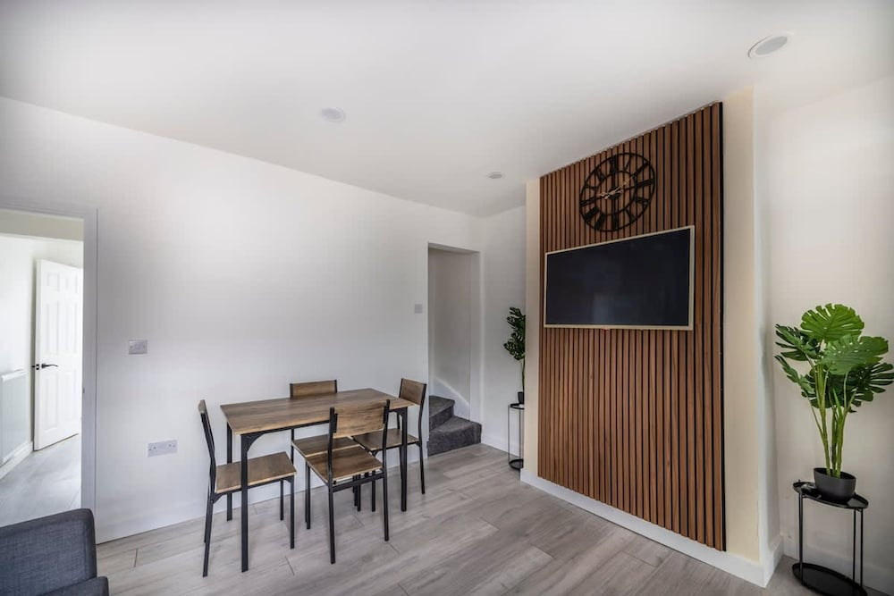 3bedroom 2 Bathroom House-free Parking 5 Beds