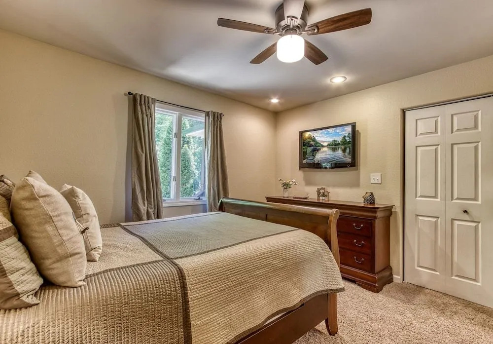 Memorable "Deer & Doe" by HoneyBearCabins 4BR 3BA, Mountain View Deck, Farmhouse Decor, Fireplace, 3 Acres