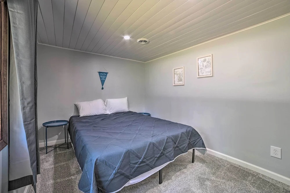 Prudenville Retreat w/ Yard ~ 1 Mi to Lake!