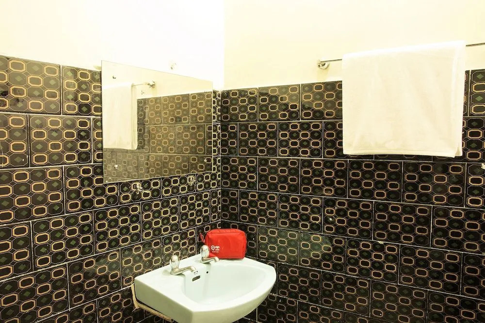 Hotel Bengal -100m from Park Circus 7 Point