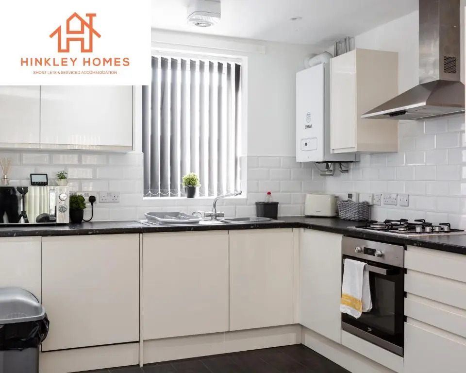 5 Beds - Free Gated Parking - City Centre - By Hinkley Homes Short Lets & Serviced Accommodation