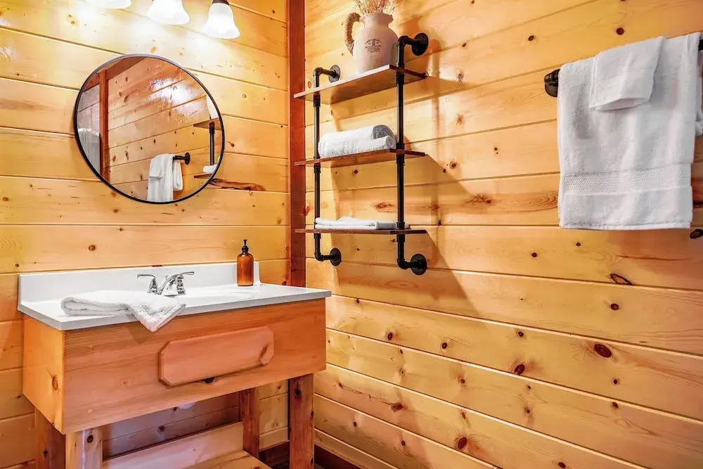 Daybreak by Avantstay Sleeps 18 Cabin + Pool/spa