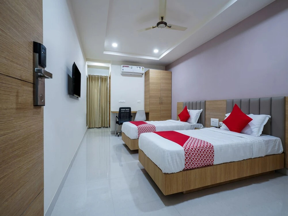 OYO 14745 Veeraj Suites