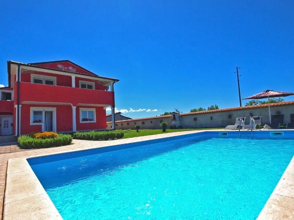 Apartment with pool 1038