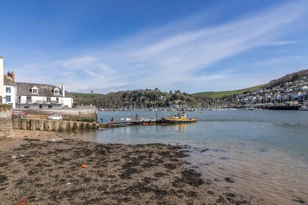 2 De Courcey House - Architect designed luxury apartment with parking, central Dartmouth