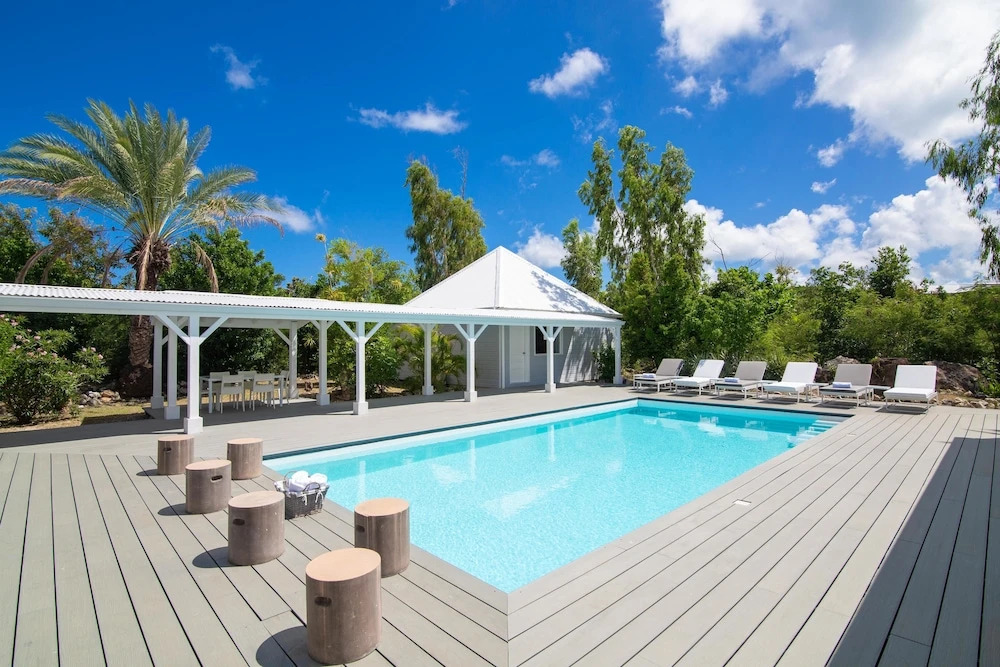 Exclusive Terres Basses Location, Heated Pool, Near Beach, Shops, Restos, AC, Free Wifi