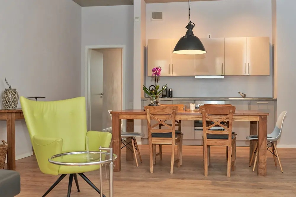 havelblau Ferienlofts - Stilvoll wohnen unmittelbar an der Havel - zentral - Küche - WLAN - Wallbox - Kajaks und Fahrräder vor Ort