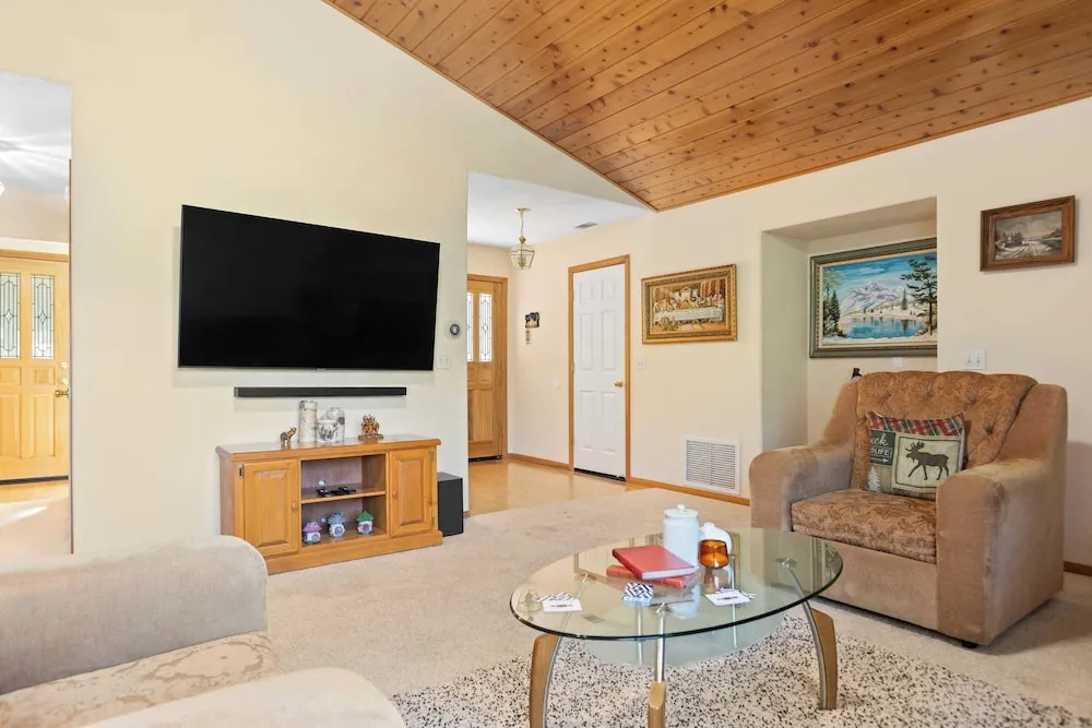 Alpine Retreat w/ Private Deck, Views, Outdoor Dining Alpen Drive by Avantstay