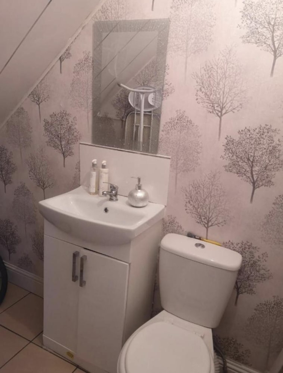 Self Contained 2 Bedrooms House Free Parking
