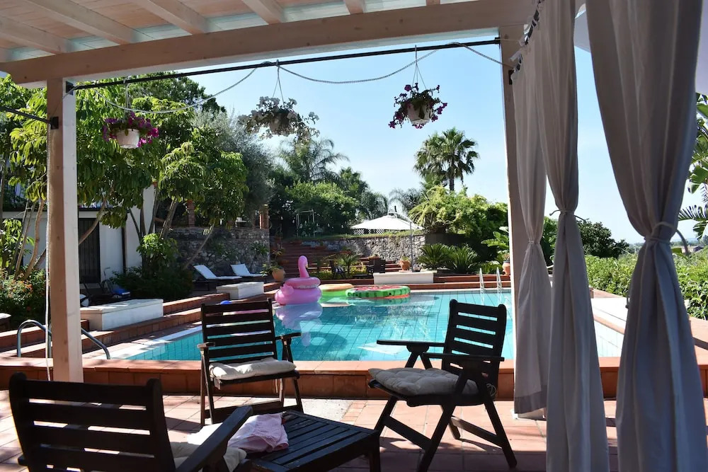 Stunning Villa With Private Pool Chlorine-free and Jacuzzi
