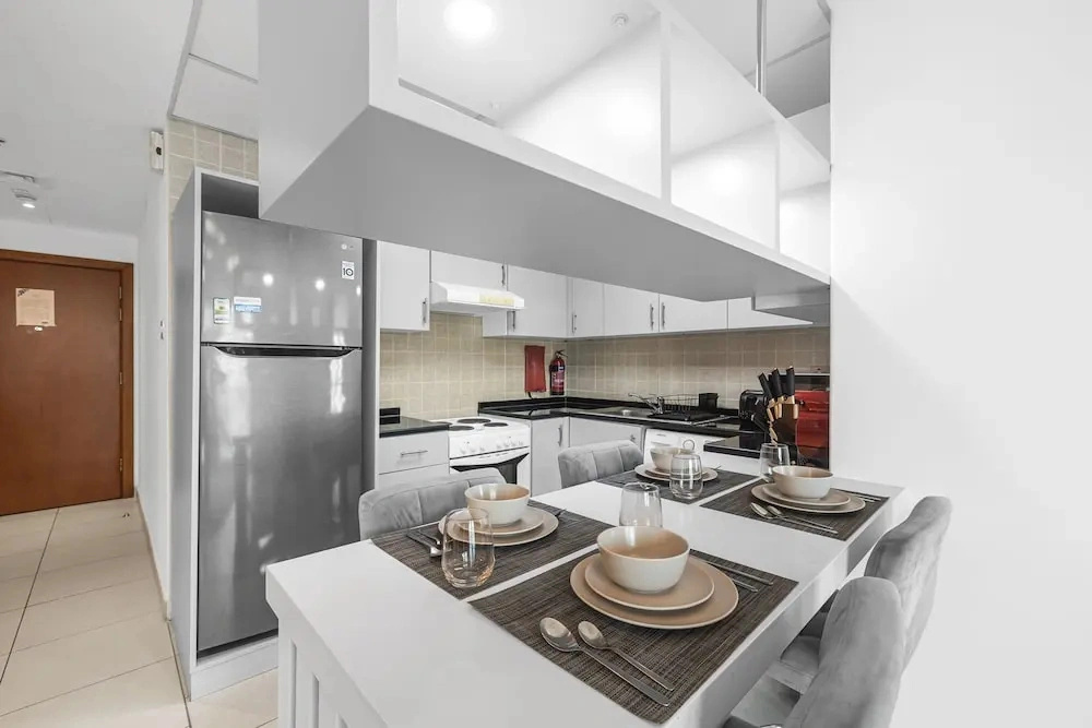 Pure Living - Mesmerizing Marina-View Apartment With Balcony