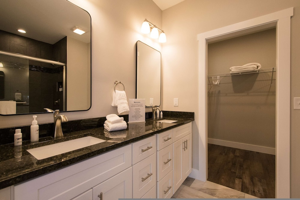 Hendersonville Duplex Sleeps 8 Free Tix