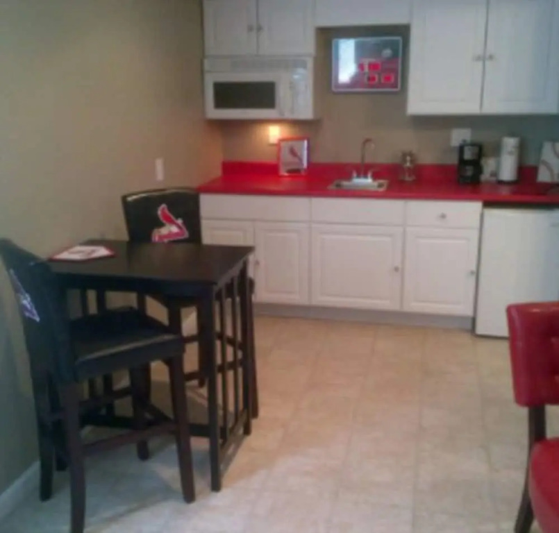 Jeni J's Gifts and Guest Houses