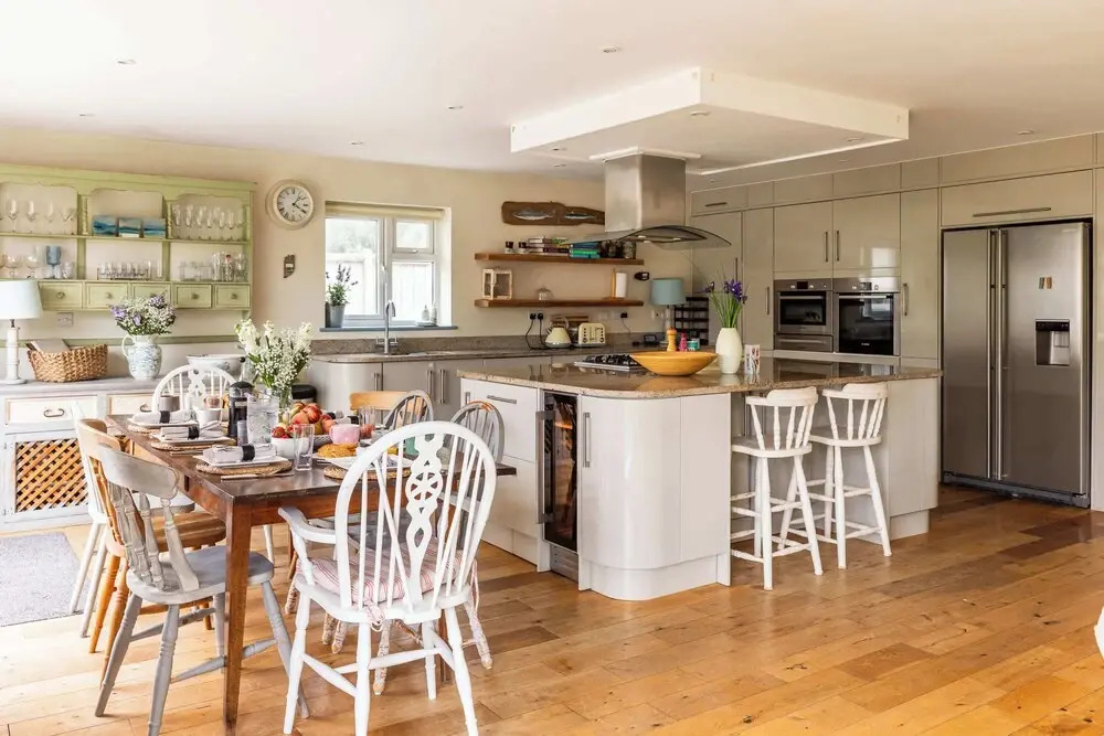 Light-filled Family-friendly Beach House