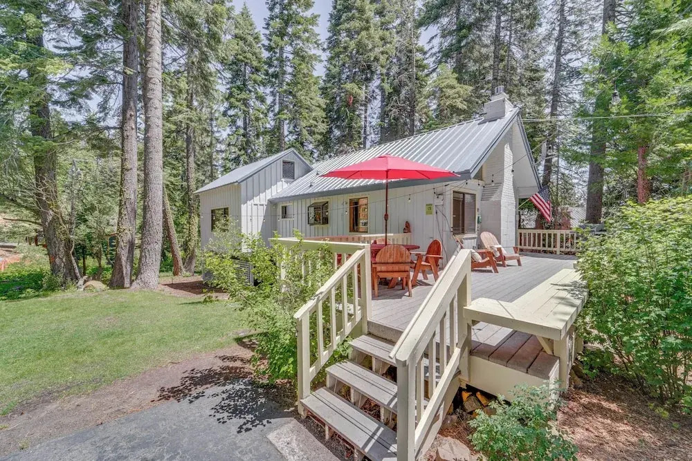 < 2 Blocks to Lake Tahoe: Family Home Near Skiing
