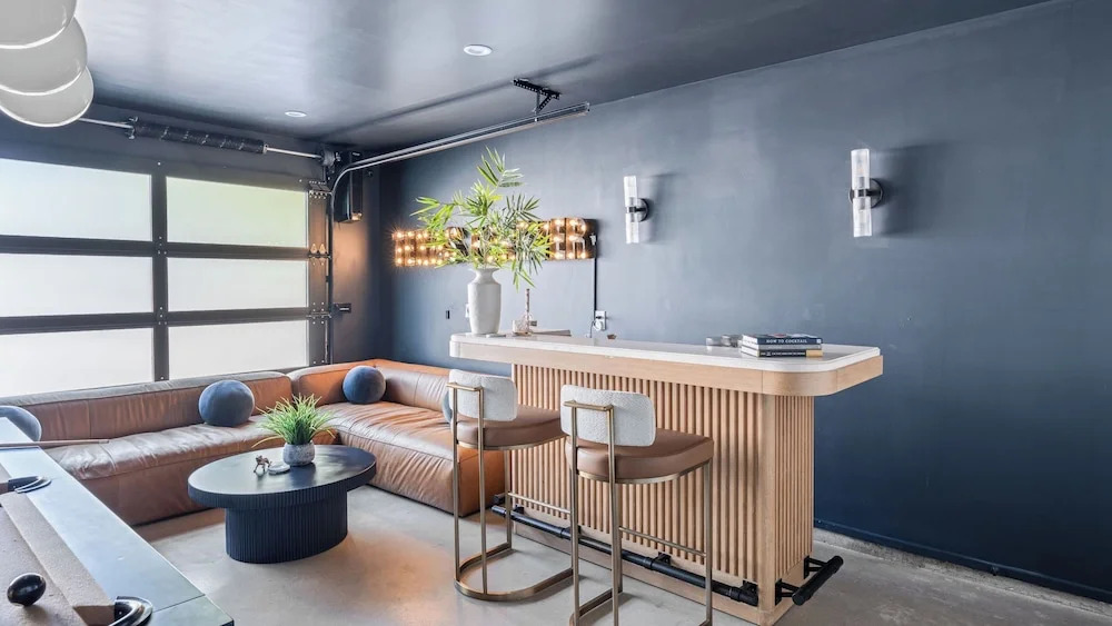 Luxe 11bdr w/ Putting Green, Game Room, Pool Bouldin Collective by Avantstay