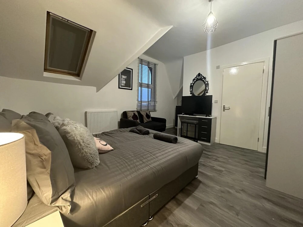 6 Bedroom 5 Shower rm House in Central Nottingham