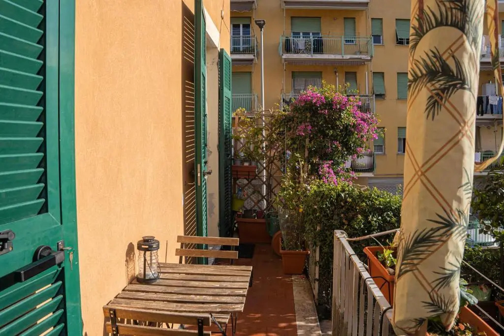 084 - Casa dei Limoni, cortile privato,5 minuti di auto dal mare