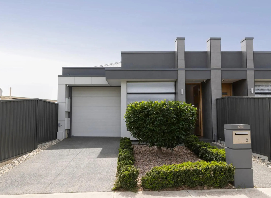 Cozy Getaway, King Bed with TV, NBN, Nespresso Coffee Machine