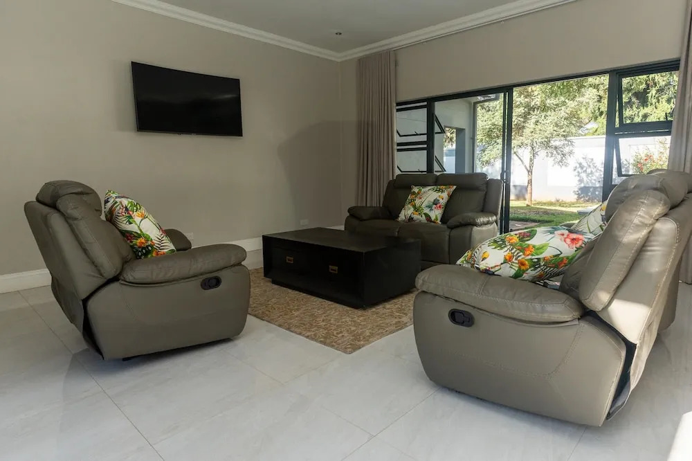 Upmarket 4 bed Chisipite House 2193