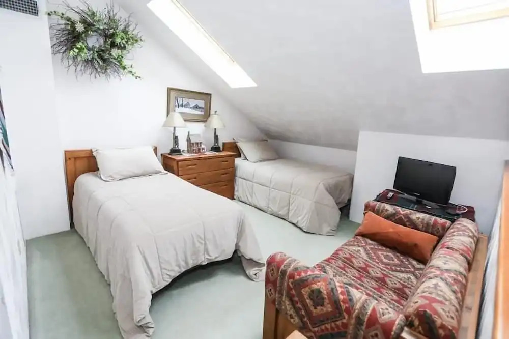 Seven Springs Sunridge 1 BR Loft Deluxe Condo, Ski-In/Out by RedAwning