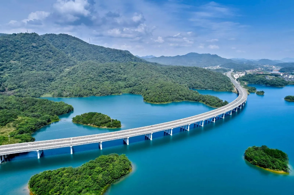 Lushan West Sea Resort, Curio Collection by Hilton