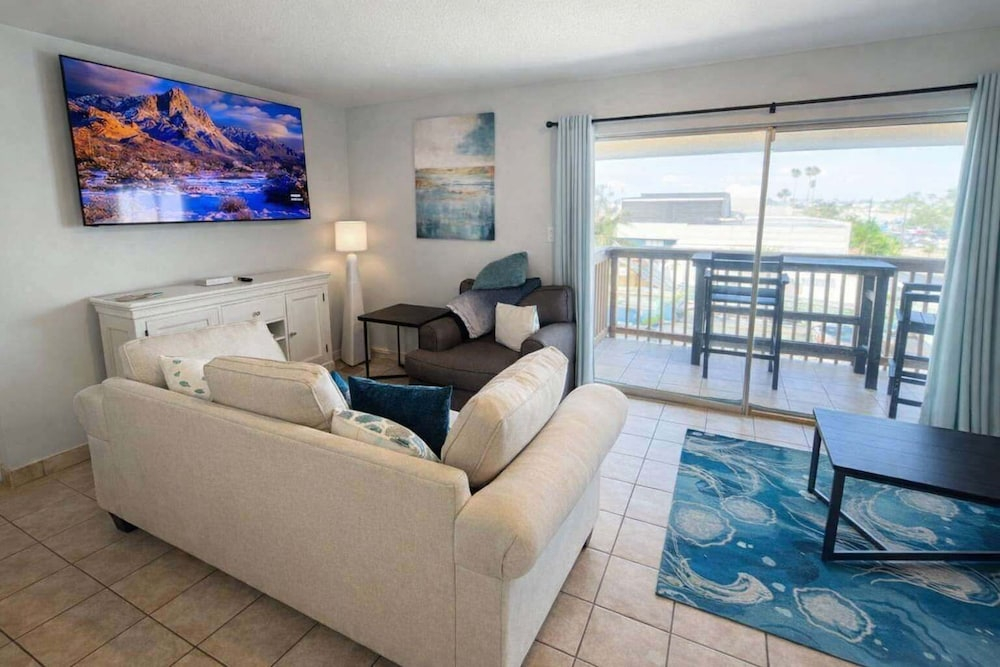 Bayfront W/docks & Fish 3 Patios Prime Location 2 Bedroom Apts
