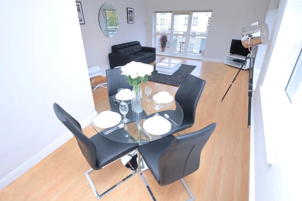 Sir John Rogersons Quay Sleeps 8
