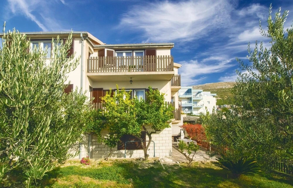 Amazing Apartment in Podstrana With 3 Bedrooms and Wifi