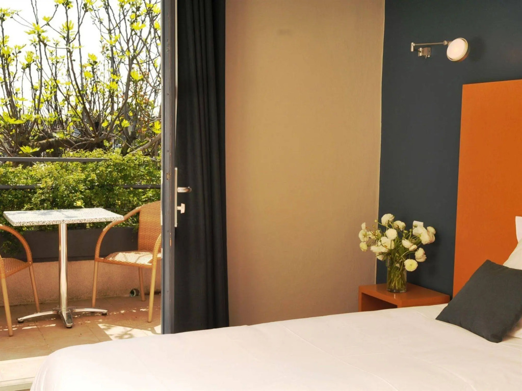 Hôtel les jardins du canal - piscine chauffée - solaire eco responsable - parking - garage - bornes électriques - accueil vélos - kids friendly