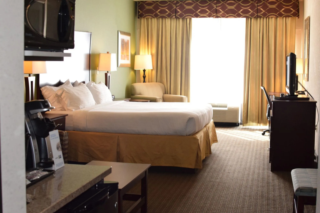 Holiday Inn Express Pratt by IHG