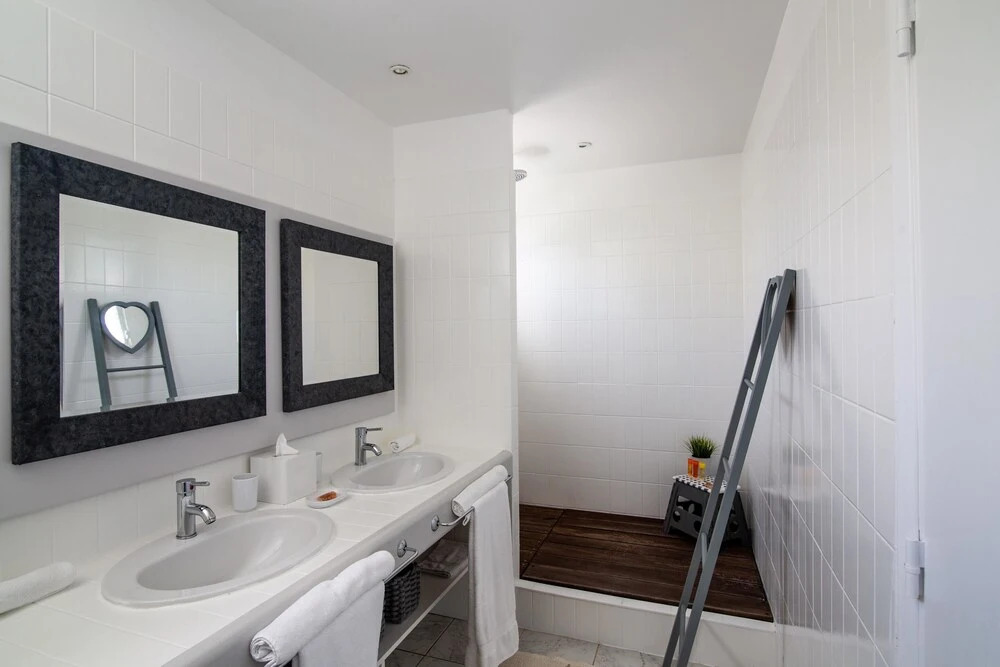 Exclusive Terres Basses Location, Heated Pool, Near Beach, Shops, Restos, AC, Free Wifi