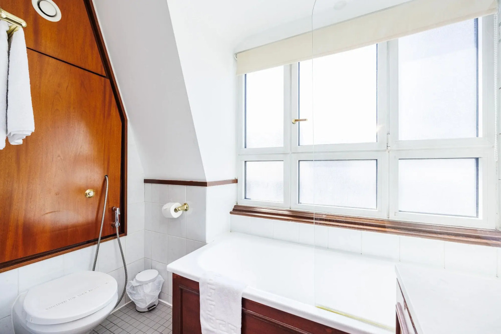 CARLTON COURT - MAYFAIR