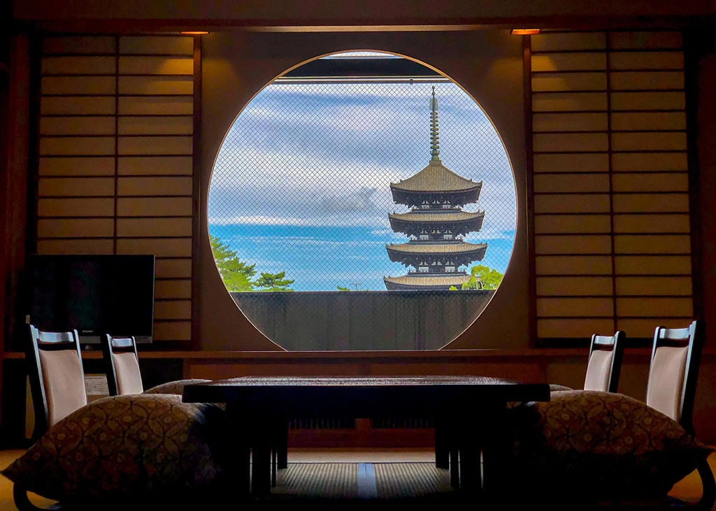 Ryokan Asukasou at the entrancne of Nara park