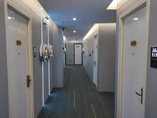 Cool Games E-sports Hotel (Xuchang Caowei Ancient City Pang Donglai Branch)