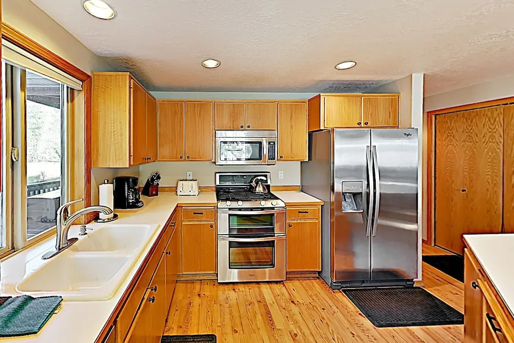 New Listing! All-season Haven - Hot Tub, Ping-pong 3 Bedroom Home