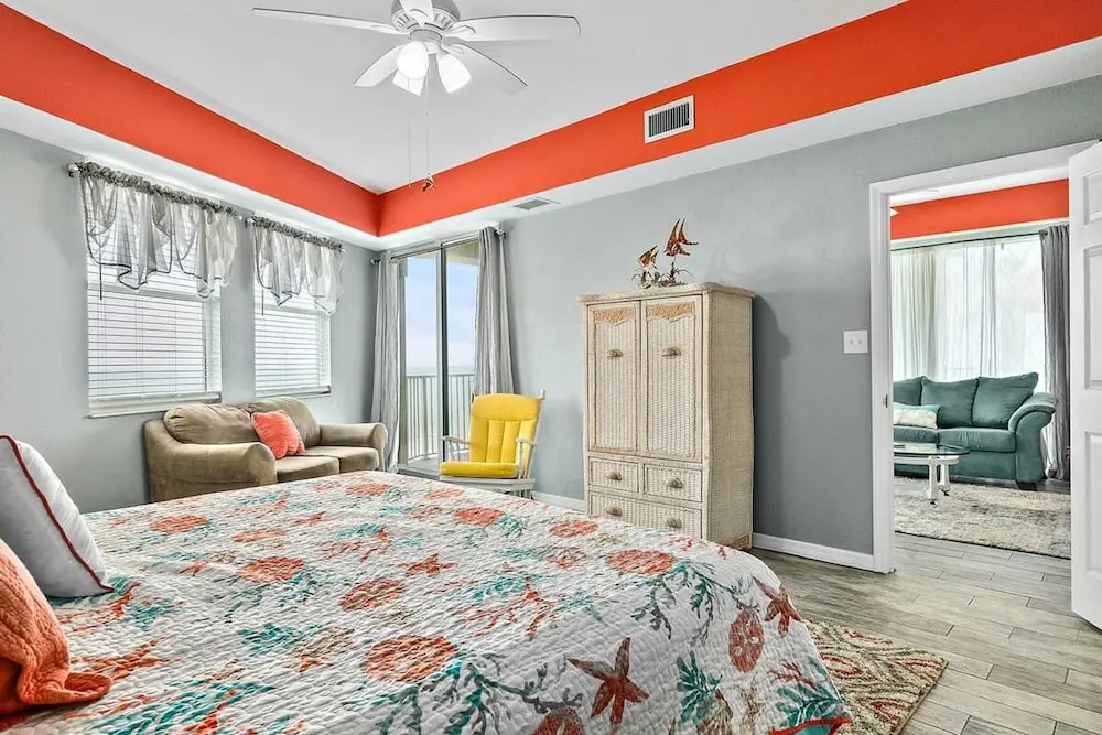 Oceanview Top-floor Penthouse in Surf Club Beach Pool Access