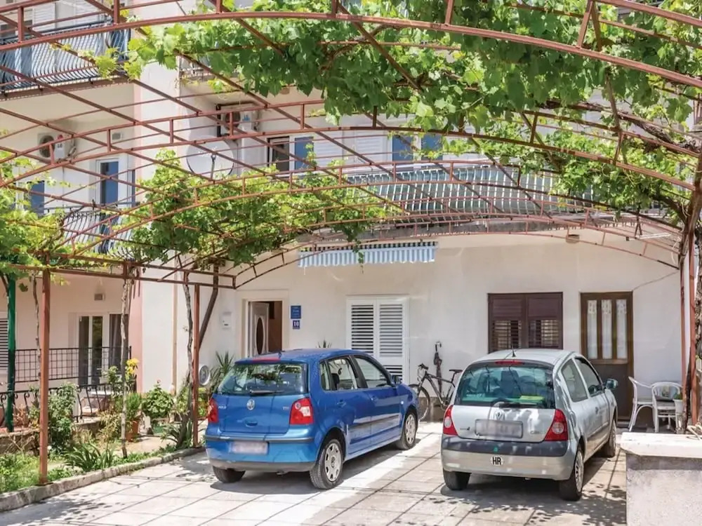 Comfortable 3 Bedroom Apartment in Makarska