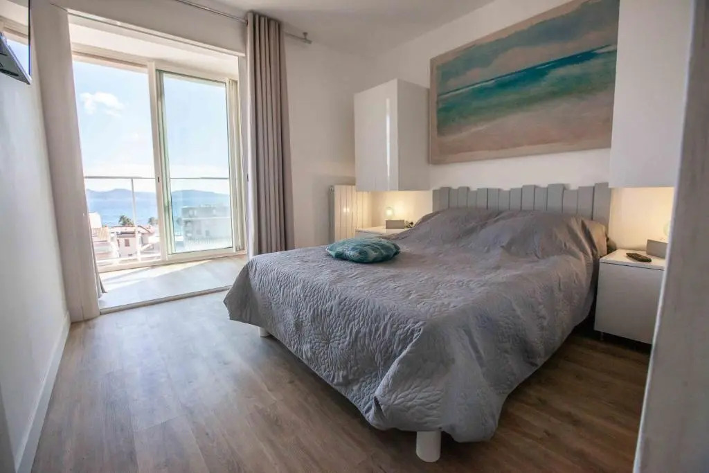 Très beau T2 climatisé refait à neuf, vue mer panoramique exceptionnelle à 120m à pied de la plage
