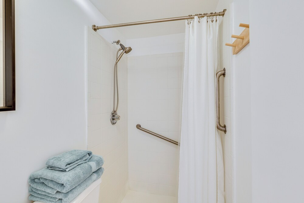 5 Mi to Dtwn Los Angeles: Apt w/ Outdoor Space!