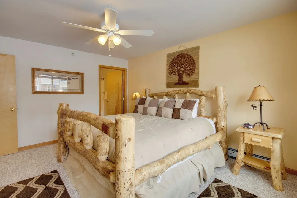 Condo in Cedar Creek w/ Shuttle to Big Sky Resort!