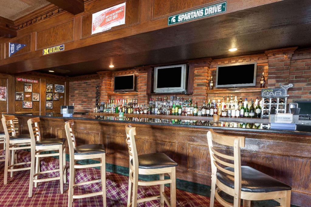 Days Inn & Suites by Wyndham Roseville/Detroit Area