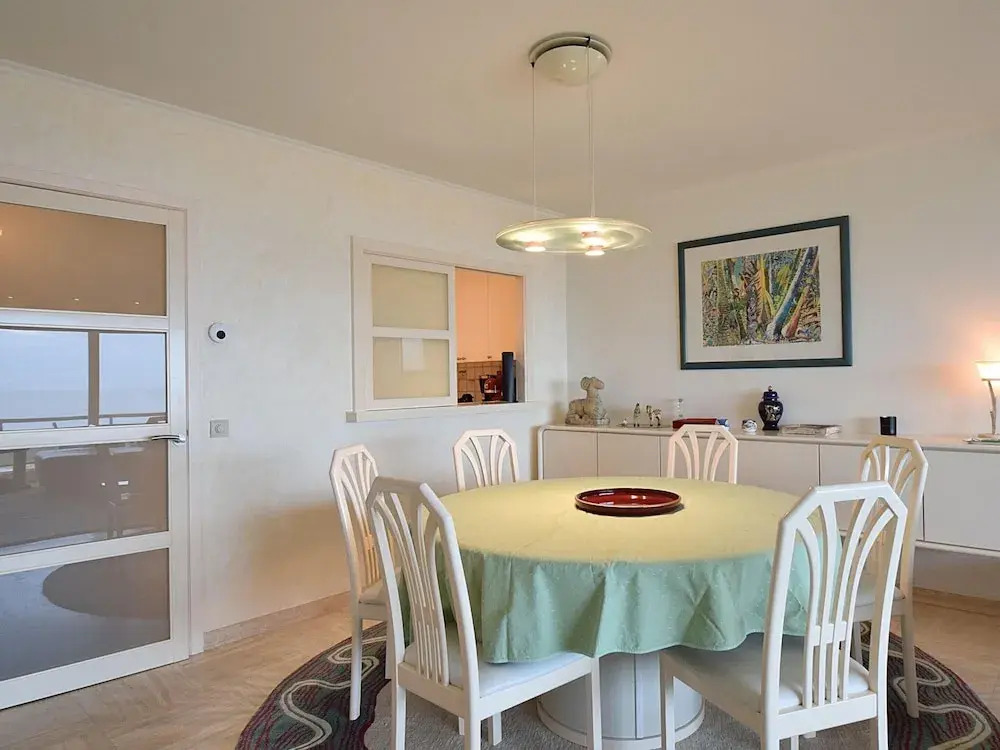 Refined Seaview Apartment