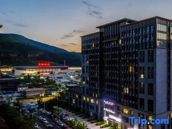 Shengyi Light Luxury Hotel (Chengde South Station Store)