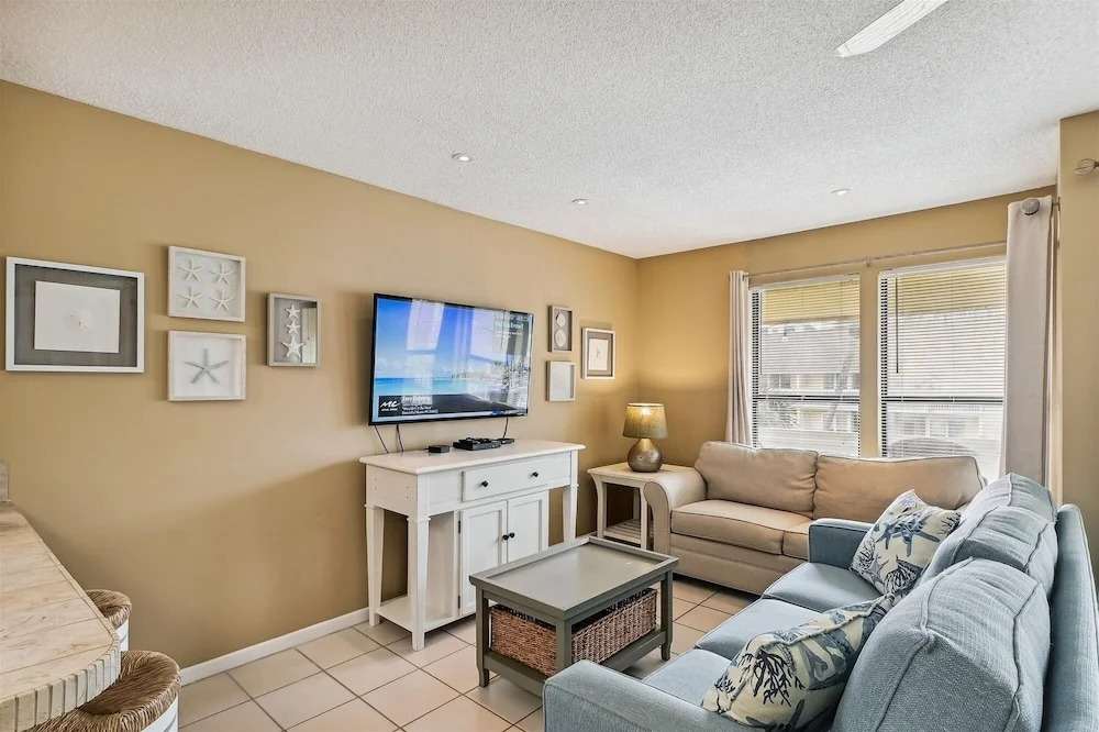 8226 is an upstairs pet friendly studio located in Sandpiper Cove by RedAwning