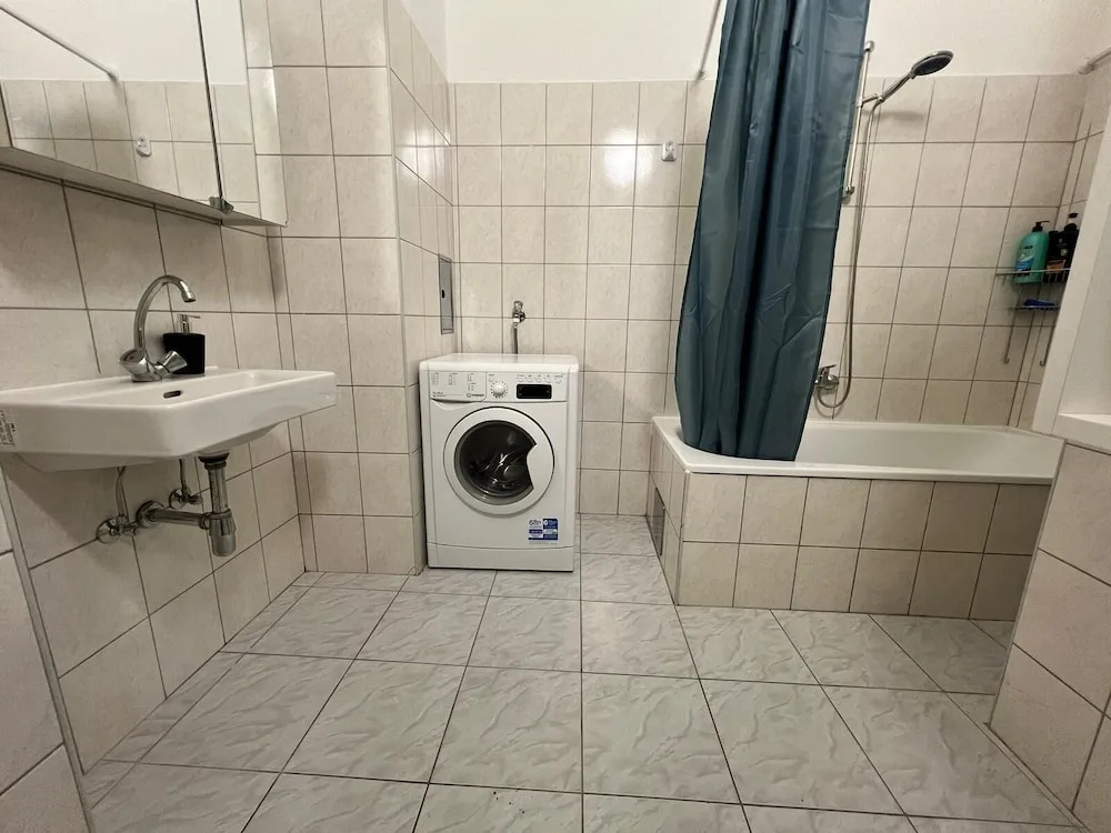 Affordable 3BR shared Apt. near Meidling