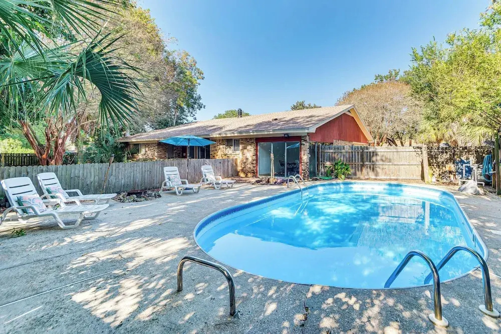 Poolside Oasis: 7 Mi to Pensacola Beach Boardwalk!