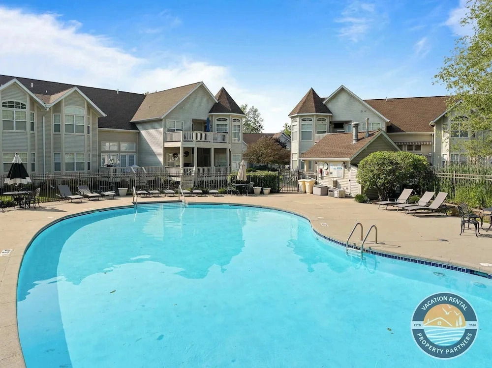 Pool, Beach Walk & Lake Views in Fontana
