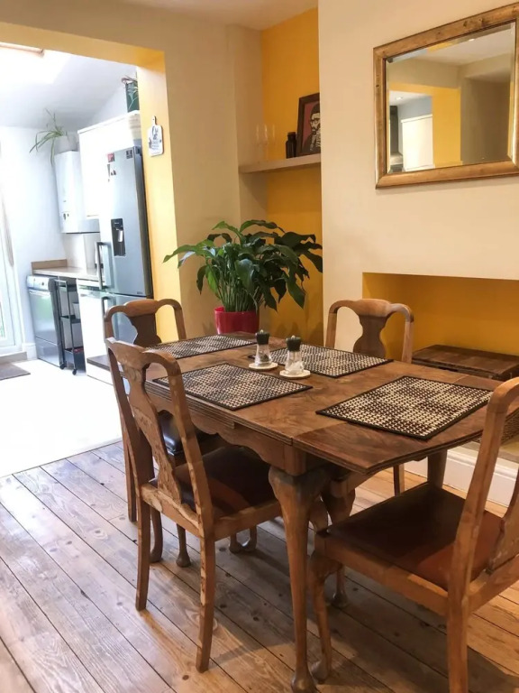 Cheerful 2 Bedroom Family Home With Private Garden
