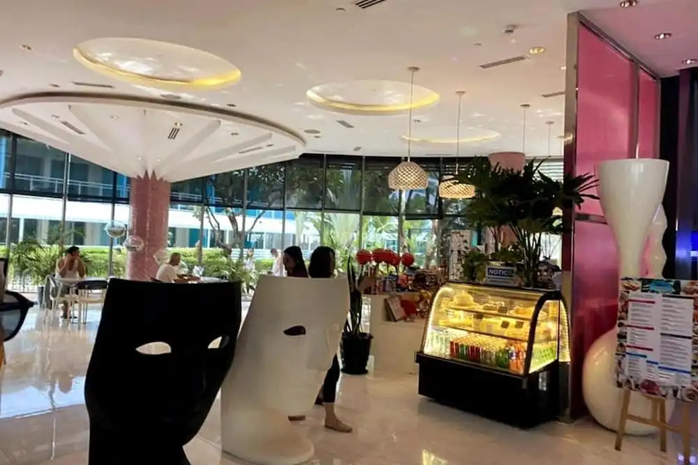 Azure 1BR Citylights With Netlfix Near Airport
